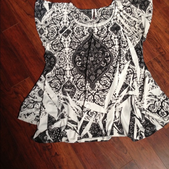 3 black and white tops💖 BUNDLED💖