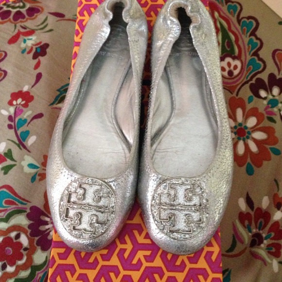 SILVER TORY BURCH REVA FLATS. IN PERFECT CONDITION