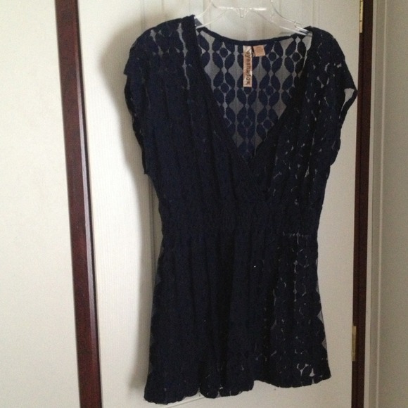 Lacy top juniors size medium