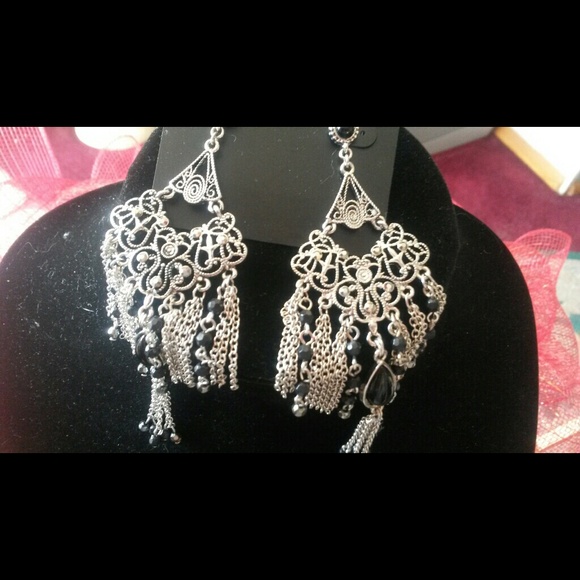 ??LET THESE BE YOURS ?? Jewelry - PRICE ✂🆕SILVERTONE & BLACK DANGLE EARRINGS ❤,NWOT