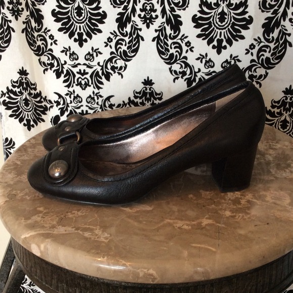 Coach 6.5 button detail low pumps heels black