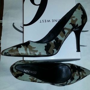 Gorgeous Nine West suede camaflague pumps