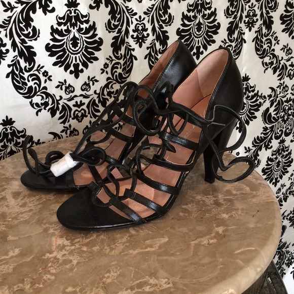 Criss cross strappy black heels 7.5
