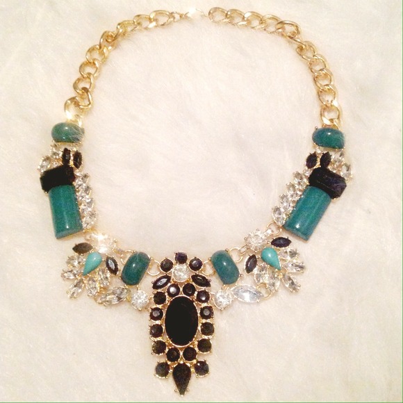 Jewelry | Green crystal statement necklace - Picture 2 of 4