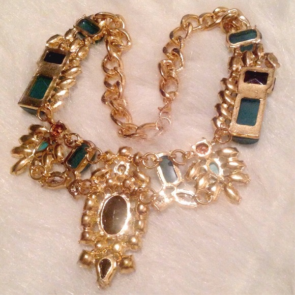 Jewelry | Green crystal statement necklace - Picture 4 of 4