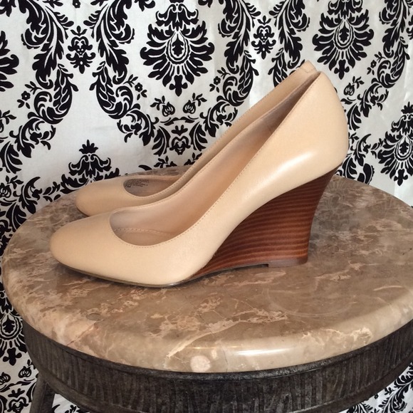NIB banana republic nude leather wedges.  SOLD
