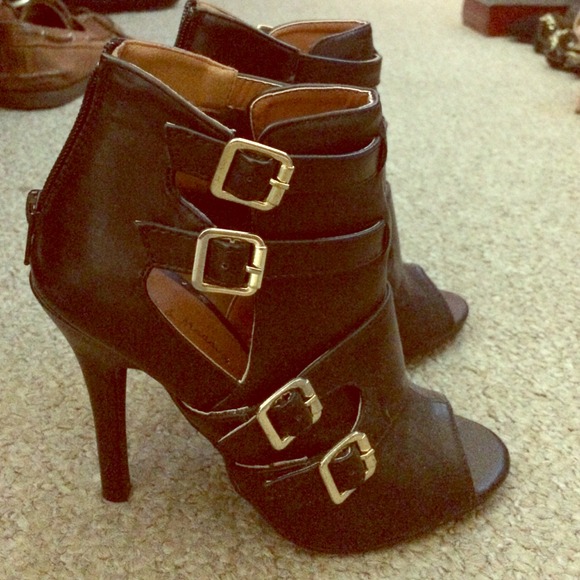 Gold Buckle Open Toed Booties (5 1/2) - Picture 1 of 4