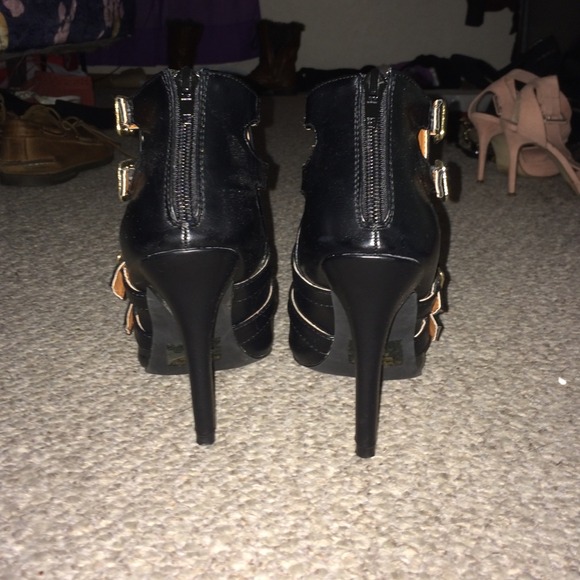 Gold Buckle Open Toed Booties (5 1/2) - Picture 3 of 4