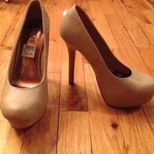 NWT!! Brash Nude Heels