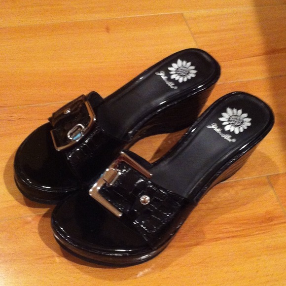 Black leather Yellow Box sandals!!