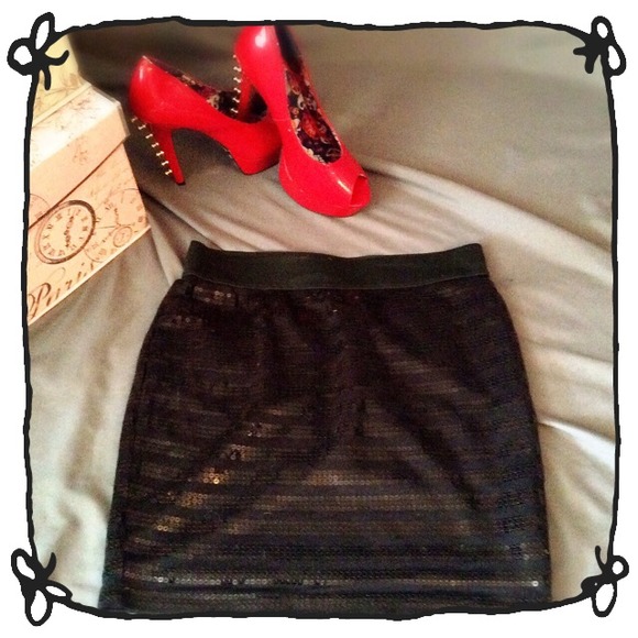 π« SOLD π« Black sequin skirt size M - Picture 2 of 3