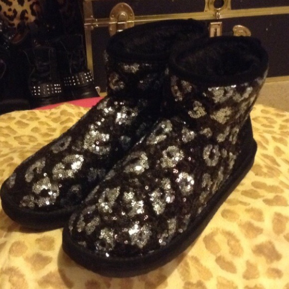 BRAND NEW VICTORIAS SECRET BOOTS.