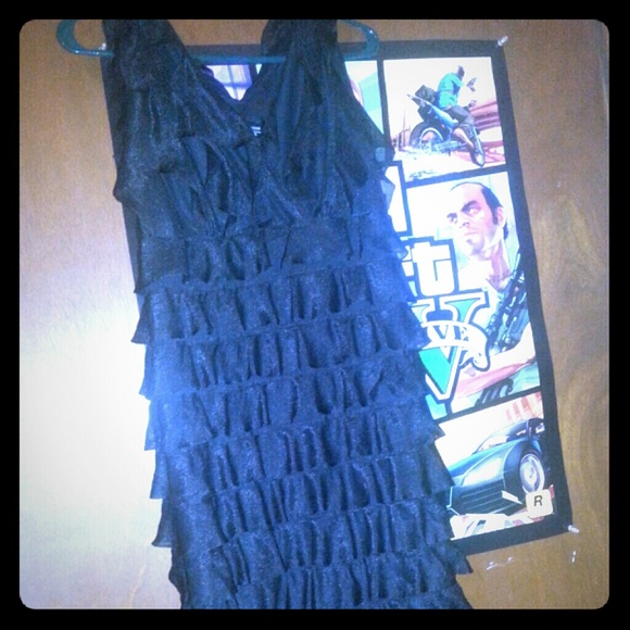 Short black ruffled dress size: large