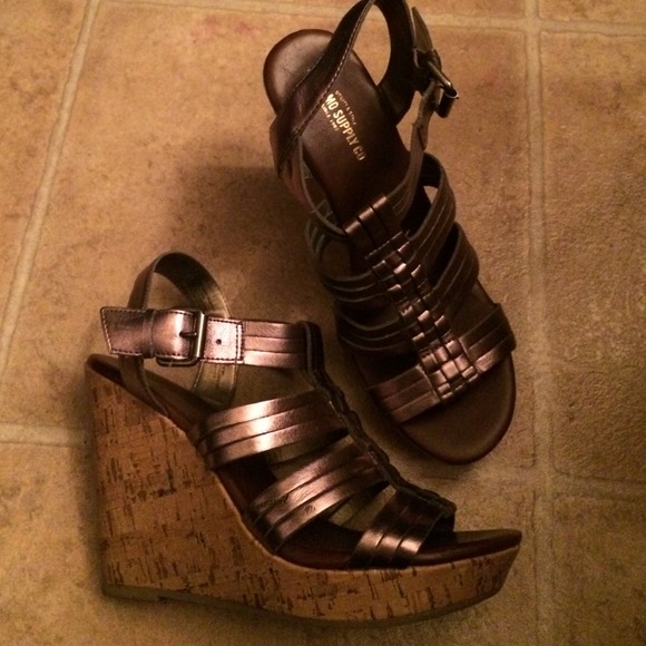 Metallic wedge heels