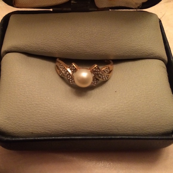 Pearl and diamond chip ring