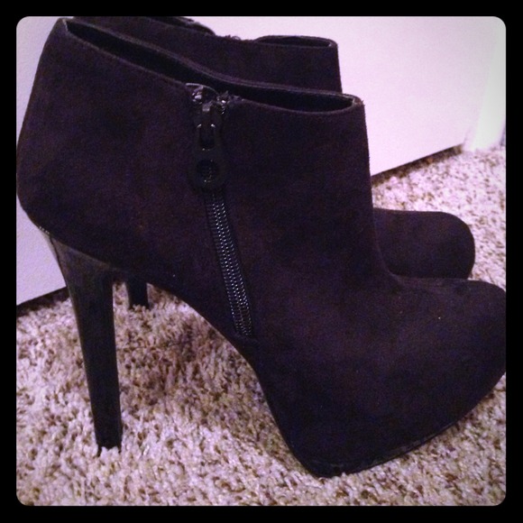 ✨New Sofia Vergara platform booties✨