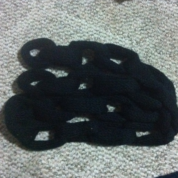 Black knit chain scarf