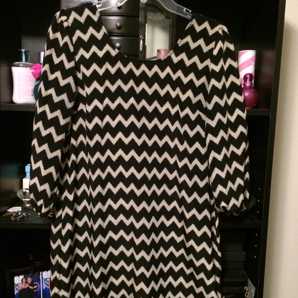 🚫Sold🚫Chevron print dress Jr Large - Picture 3 of 4