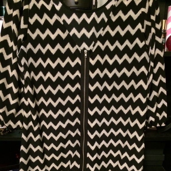 🚫Sold🚫Chevron print dress Jr Large - Picture 4 of 4