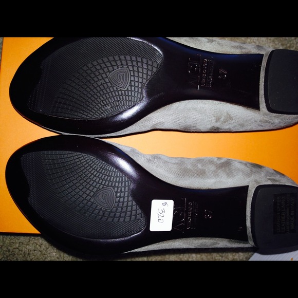 NWB AGL flats! - Picture 2 of 5