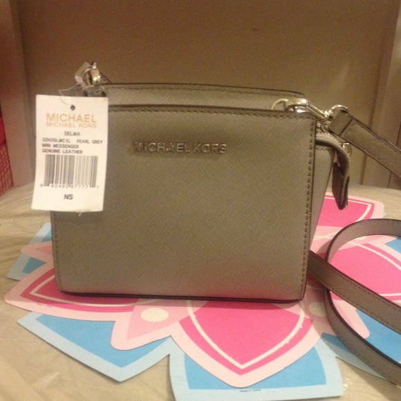 Michael Kors Selma mini messenger in Pearl Grey - Picture 1 of 4