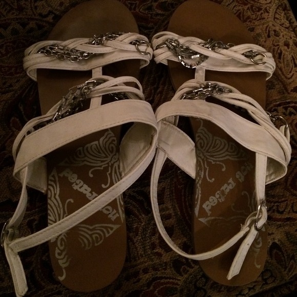 White sandals with silver chain