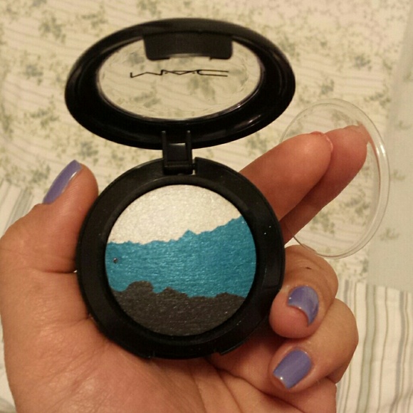 Blue my mind M.A.C eye shadow