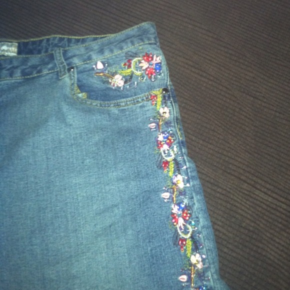 CAPRI LENGTH JEANS with beautiful beading - Picture 2 of 2
