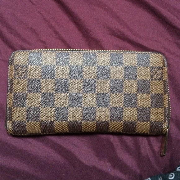 SOLD Louis Vuitton Damier Zippy Wallet