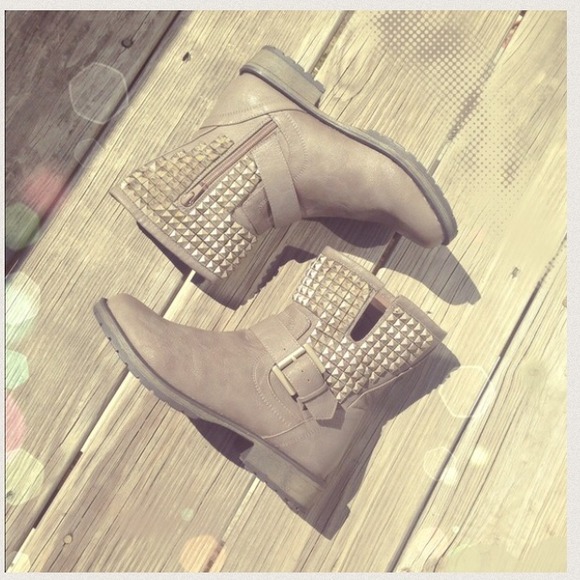 Camel taupe studded buckle ankle booties - Picture 2 of 4
