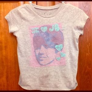 A Justin Bieber tee-Shirt