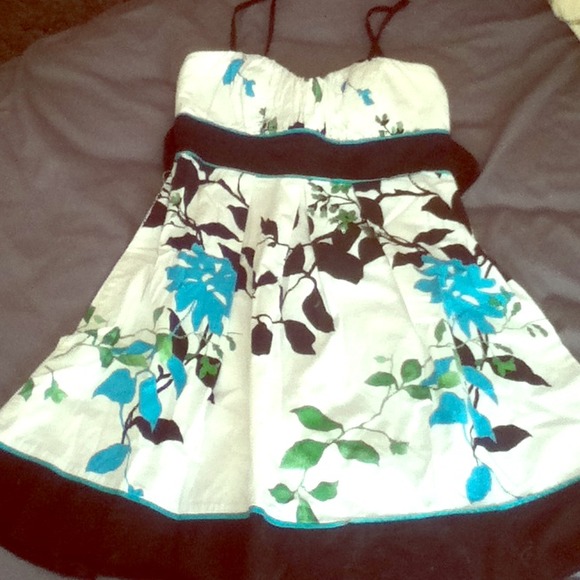 Beautiful flowery dress.