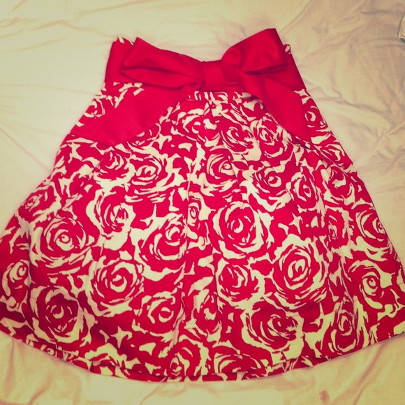 ✖️sold✖️ Red high waisted floral skirt!