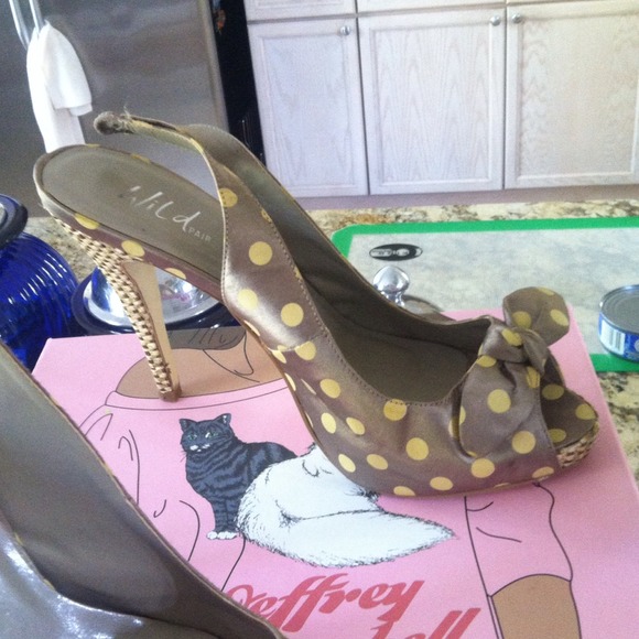 Love polka dot shoes