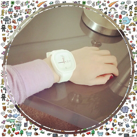 TRADED!! New with Box White Watch - Picture 2 of 4