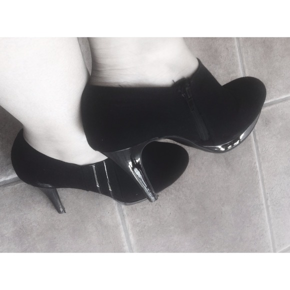 Cute black heel booties ??