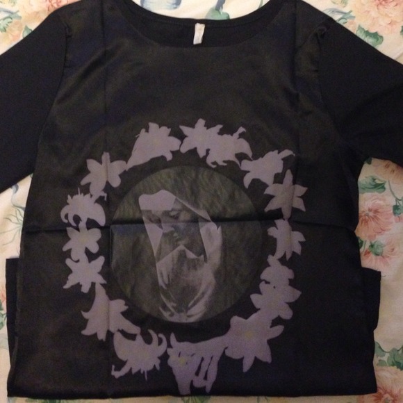 Graphic Silk Tee - Picture 3 of 3