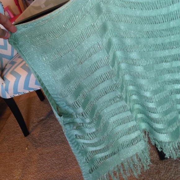 Green shawl NWOT - Picture 2 of 2