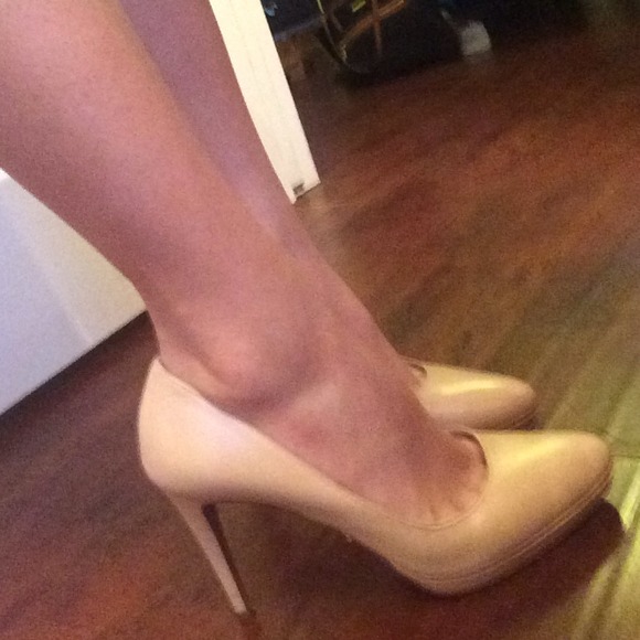 Prada nude heels - Picture 1 of 4