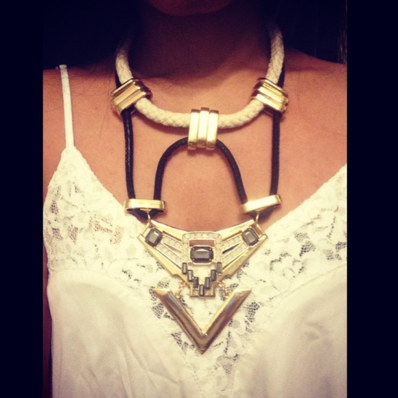 ๐HOSTPICK๐NEW PU European Style St8ment necklace - Picture 4 of 4