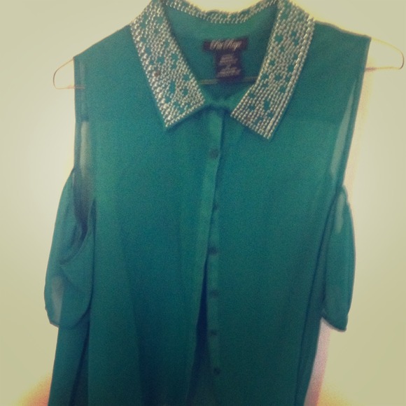 ‼️REDUCED‼️ Green blouse w/ peek a boo shoulders