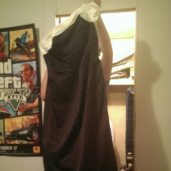 Prom dresses - Picture 1 of 3