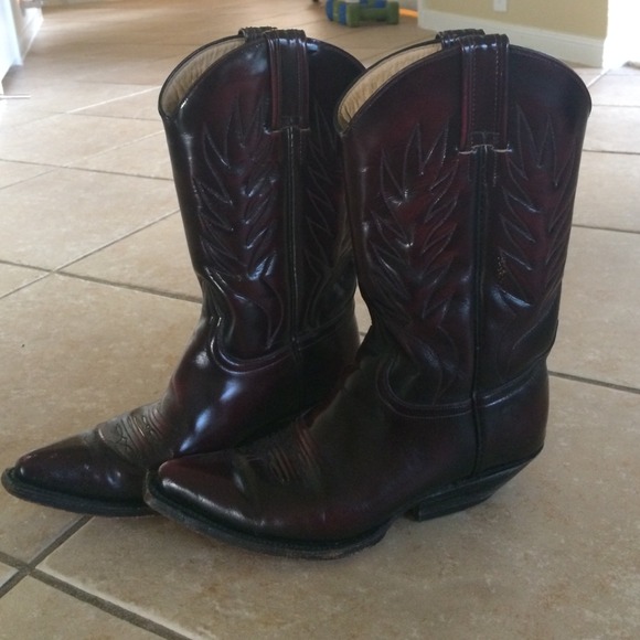 ⭐️CLOSETCLEAROUT!!⭐️ Plum Colored Caborca Boots