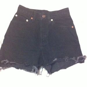 Black Levi high waisted shorts!