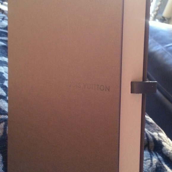 Louis Vuitton wallet box orginal.