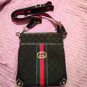 GUCCI CROSS BAG!