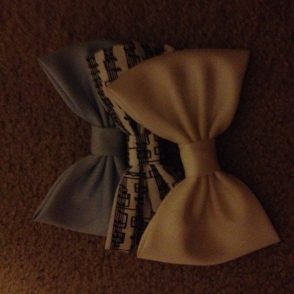AMERICAN APPAREL BOWS