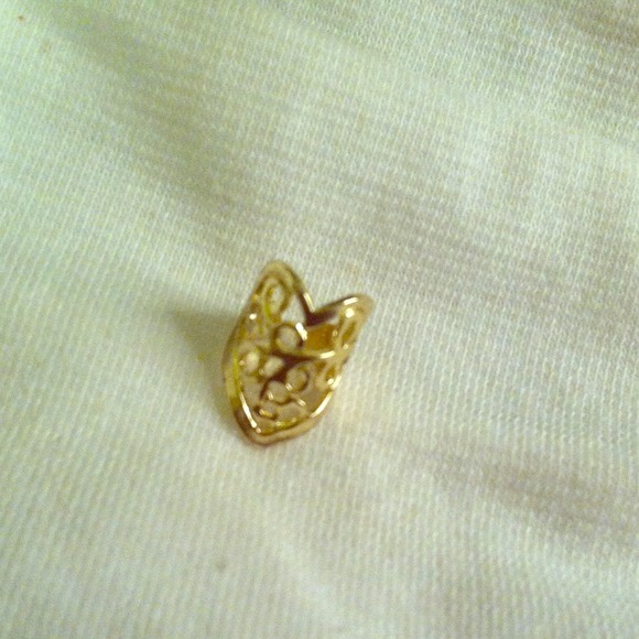 Ear cuff
