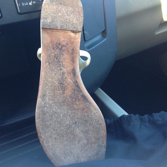 CHANEL white patent leather thong with silver logo - Picture 2 of 3