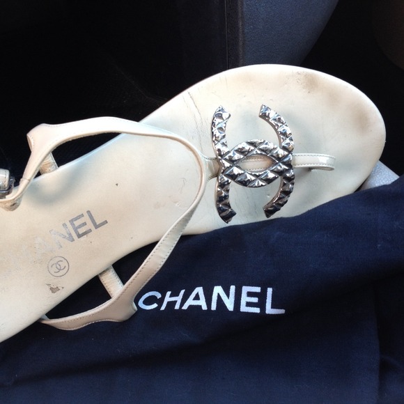 CHANEL white patent leather thong with silver logo - Picture 3 of 3